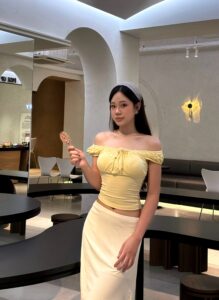 áo trễ vai chấm bi