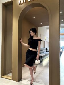 áo trễ vai chấm bi